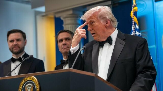 Suspeito de tiroteio em jantar de correspondente acusado de tentativa de assassinato de Trump
