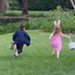 O príncipe Archie e a princesa Lilibet foram vistos caçando ovos de Páscoa em casa