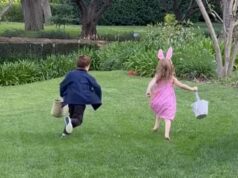 Sussex na Páscoa: Meghan compartilha um raro vislumbre de Archie e Lilibet em casa nos EUA enquanto decoram ovos e alimentam galinhas enquanto a realeza participa do culto do domingo de Páscoa em Windsor O príncipe Archie e a princesa Lilibet foram vistos caçando ovos de Páscoa em casa