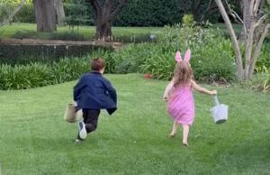 Sussex na Páscoa: Meghan compartilha um raro vislumbre de Archie e Lilibet em casa nos EUA enquanto decoram ovos e alimentam galinhas enquanto a realeza participa do culto do domingo de Páscoa em Windsor O príncipe Archie e a princesa Lilibet foram vistos caçando ovos de Páscoa em casa