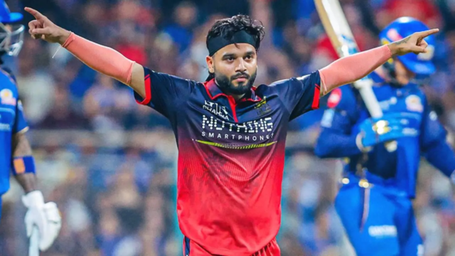 Suyash Sharma escolhe dois postigos rápidos enquanto MI alcança 99 corridas em 10 saldos
