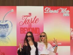 TALK OF THE TOWN: O ‘real mais legal’ da Grã-Bretanha, Cassius Taylor, coroou o solteiro mais cobiçado da Grã-Bretanha Stella Jones (à esquerda), filha do vocalista do The Clash, Mick, e a filha de Kate Moss, Lila (à direita), fotografadas juntas no festival de música americano Coachella