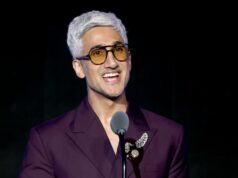 Tan France tem orgulho de passar do streaming Fab 5 para o Digital Fab 3 com ‘Honorable Gays’ | Vídeo Parker Posey