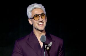 Tan France tem orgulho de passar do streaming Fab 5 para o Digital Fab 3 com ‘Honorable Gays’ | Vídeo Parker Posey