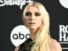 Taylor Momsen hospitalizada por picada de aranha durante a turnê do AC/DC – dois anos depois que um morcego a mordeu na turnê do AC/DC Taylor Momsen hospitalizada por picada de aranha durante a turnê do AC/DC - dois anos depois que um morcego a mordeu na turnê do AC/DC