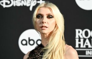Taylor Momsen hospitalizada por picada de aranha durante a turnê do AC/DC – dois anos depois que um morcego a mordeu na turnê do AC/DC Taylor Momsen hospitalizada por picada de aranha durante a turnê do AC/DC - dois anos depois que um morcego a mordeu na turnê do AC/DC
