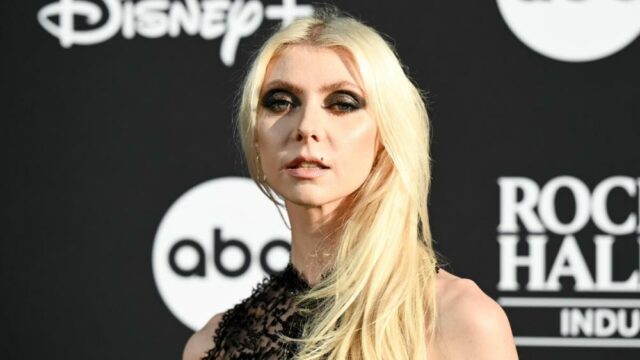 Taylor Momsen hospitalizada por picada de aranha durante a turnê do AC/DC - dois anos depois que um morcego a mordeu na turnê do AC/DC
