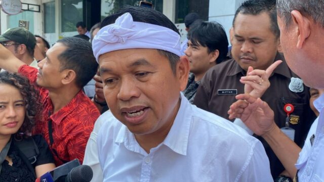 Tegas! KDM Minta Polisi Tertibkan Ormas-Preman yang Kuasai Palang Pintu Lintasan Kereta
