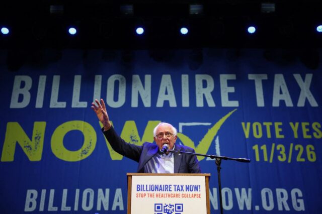 Sonhar. Bernie Sanders fala durante um evento de campanha sobre a Lei Fiscal dos Bilionários da Califórnia em Los Angeles, em 18 de fevereiro de 2026.