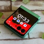 Motorola Razr 2025 em Spring Bud contra um canteiro de flores