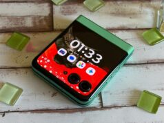 Tenho o Motorola Razr (2025) há um ano e é por isso que continuo voltando ao Moto Motorola Razr 2025 em Spring Bud contra um canteiro de flores