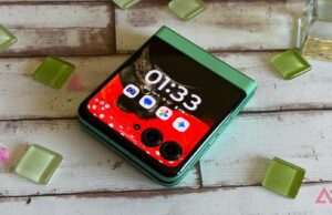 Tenho o Motorola Razr (2025) há um ano e é por isso que continuo voltando ao Moto Motorola Razr 2025 em Spring Bud contra um canteiro de flores