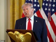 ‘Tenho que perguntar à minha equipe’: momento em que Donald Trump zomba de Keir Starmer com uma representação depois de criticar Macron por causa do tapa de Brigitte Donald Trump zombou de Sir Keir Starmer por sua falta de apoio no Irã com uma representação brutal durante um almoço na Casa Branca