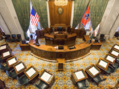 Tennessee avança projeto de lei criminal visando previsão de manipulação de mercado em meio a brigas legais Câmara do Senado do Capitólio do Estado do Tennessee, Nashville, TN. 2016. Tennessee avança projeto de lei criminal visando a previsão da manipulação do mercado em meio a lutas legais