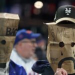 GettyImages-1339894165-Hamilton-Star-Christopher-Jackson-fala-após-uma falha crítica-hino-nacional-no-jogo-do-Mets