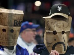 Terapeuta infantil oferece conselhos para pais de jovens fãs ‘devastados’ do Mets GettyImages-1339894165-Hamilton-Star-Christopher-Jackson-fala-após-uma falha crítica-hino-nacional-no-jogo-do-Mets