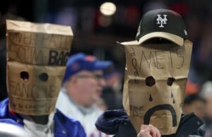 Terapeuta infantil oferece conselhos para pais de jovens fãs ‘devastados’ do Mets GettyImages-1339894165-Hamilton-Star-Christopher-Jackson-fala-após-uma falha crítica-hino-nacional-no-jogo-do-Mets