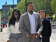 Terry Rozier pode enfrentar novas acusações federais de suborno em suposto esquema de jogo O ex-jogador da NBA Terry Rozier, de terno cinza, chega ao tribunal federal para argumentação oral em seu caso.