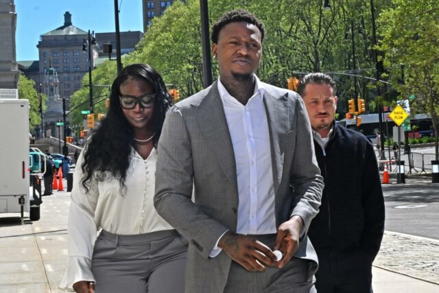 O ex-jogador da NBA Terry Rozier, de terno cinza, chega ao tribunal federal para argumentação oral em seu caso.