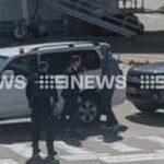 Oficiais da Força-Tarefa Federal marcham pelo terminal doméstico do Aeroporto de Sydney antes da prisão de Ben Roberts-Smith.