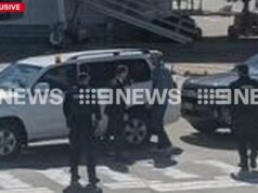 Testemunhas descrevem o momento em que soldado condecorado foi preso em aeroporto movimentado Oficiais da Força-Tarefa Federal marcham pelo terminal doméstico do Aeroporto de Sydney antes da prisão de Ben Roberts-Smith.
