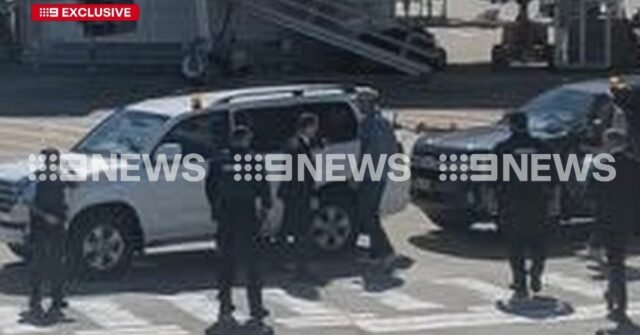 Testemunhas descrevem o momento em que soldado condecorado foi preso Oficiais da Força-Tarefa Federal marcham pelo terminal doméstico do Aeroporto de Sydney antes da prisão de Ben Roberts-Smith.
