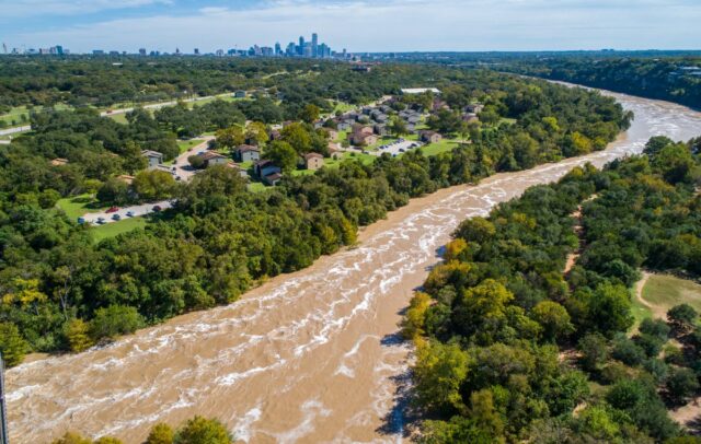 Texas Flood Watch como possível inundação repentina 'com risco de vida' perto de Austin
