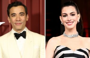 ‘The Devil Wears Prada 2’: Anne Hathaway e Conrad Ricamora brincam em fotos do set depois que seu papel de colega de quarto foi cortado da sequência 'The Devil Wears Prada 2': Anne Hathaway e Conrad Ricamora brincam em fotos do set depois que seu papel de colega de quarto foi cortado da sequência
