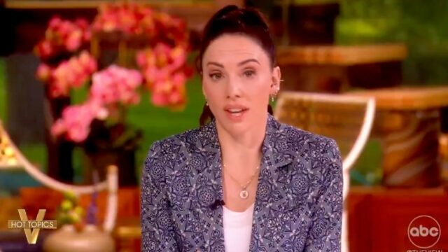 'The View': Whitney Cummings adverte que Trump 'poderia estar sendo pescado por qualquer pessoa com sotaque' nas negociações com o Irã
