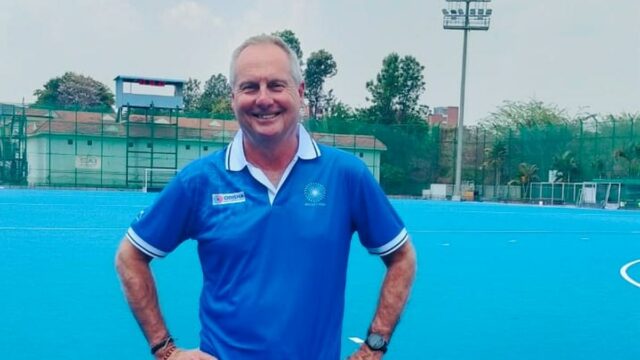 Tim White é nomeado técnico do time júnior feminino de hóquei da Índia

