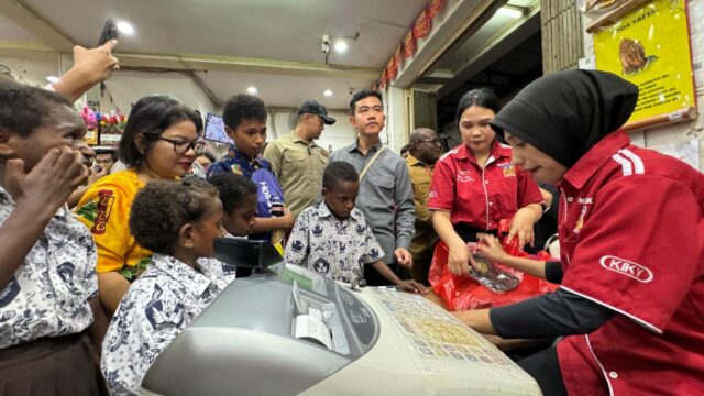 Tinjau Sentra Pendidikan di Mimika, Gibran Soroti Minimnya Penerangan
