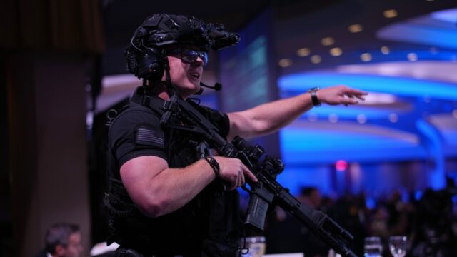 Tiroteio em jantar de correspondentes na Casa Branca: repórteres reagem ao 'bloqueio no salão de baile' após 'vários tiros disparados'
