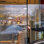 Um policial inspeciona o local onde um homem armado matou pelo menos seis pessoas nas ruas antes de ser morto a tiros pela polícia, em Kiev