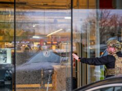 Tiroteio em massa na capital da Ucrânia deixa seis mortos Um policial inspeciona o local onde um homem armado matou pelo menos seis pessoas nas ruas antes de ser morto a tiros pela polícia, em Kiev