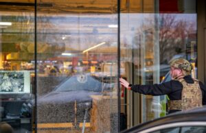 Tiroteio em massa na capital da Ucrânia deixa seis mortos Um policial inspeciona o local onde um homem armado matou pelo menos seis pessoas nas ruas antes de ser morto a tiros pela polícia, em Kiev