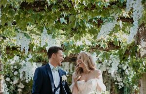 Todas as celebridades que lucraram com cerimônias de casamento falsas – depois que os casamentos falsos de Stacey Solomon e Olivia Attwood foram expostos Casamentos luxuosos, votos emocionantes e cerimônias perfeitas são frequentemente apresentados como vislumbres autênticos da vida privada de um casal. Mas nos bastidores, nem todos eles são juridicamente vinculativos (foto Joe Swash e Stacey Solomon)