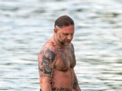 Tom Hardy sem camisa exibe sua vasta coleção de tatuagens enquanto faz uma rara aparição com sua esposa Charlotte Riley de biquíni na praia em Barbados Tom Hardy exibiu sua variedade de tintas corporais enquanto relaxava na praia com sua esposa Charlotte Riley em férias em família em Barbados na quarta-feira.