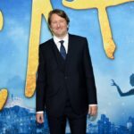 Tom Hooper dirigirá Millie Bobby Brown na adaptação de 'Nineteen Steps' da Netflix