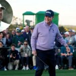 Tom Watson sorri enquanto segura um taco de golfe no Masters Tournament.