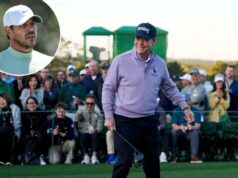 Tom Watson destrói o PGA Tour por deixar Brooks Koepka escapar facilmente com o retorno Tom Watson sorri enquanto segura um taco de golfe no Masters Tournament.
