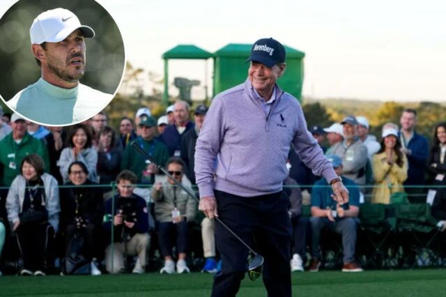 Tom Watson sorri enquanto segura um taco de golfe no Masters Tournament.