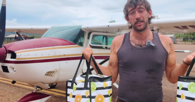 Tom comprou um avião para voar até o grande supermercado Tom Forrest mora na pequena cidade de Wyndham, na região de Kimberly, na Austrália Ocidental.