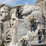 Trabalhadores esculpem o penteado de Donald Trump no Monte Rushmore, em Dakota do Sul