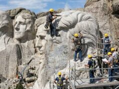 Tomando forma: a nova face do Monte Rushmore Trabalhadores esculpem o penteado de Donald Trump no Monte Rushmore, em Dakota do Sul