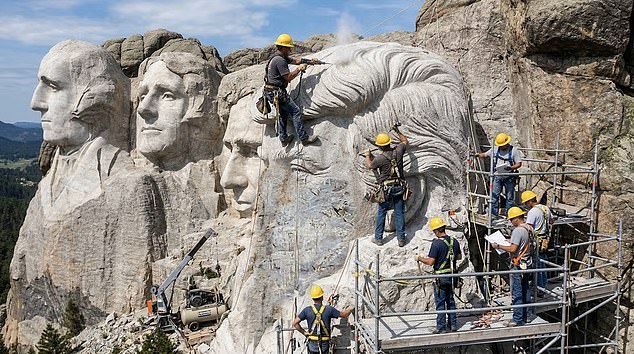 Tomando forma: a nova face do Monte Rushmore Trabalhadores esculpem o penteado de Donald Trump no Monte Rushmore, em Dakota do Sul