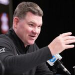 O técnico do Arizona, Tommy Lloyd, fala com a mídia no Lucas Oil Stadium em 2 de abril de 2026 em Indianápolis.