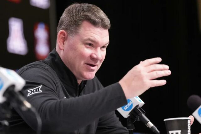 O técnico do Arizona, Tommy Lloyd, fala com a mídia no Lucas Oil Stadium em 2 de abril de 2026 em Indianápolis.