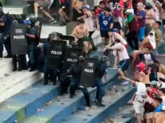 Torcedores brigam com policiais em partida de futebol do Paraguai Torcedores brigam com policiais em partida de futebol do Paraguai