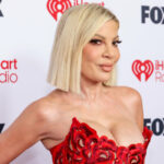 Tori Spelling agradece aos socorristas, 'anjos da guarda' depois que um acidente de carro a mandou e 7 crianças para o hospital