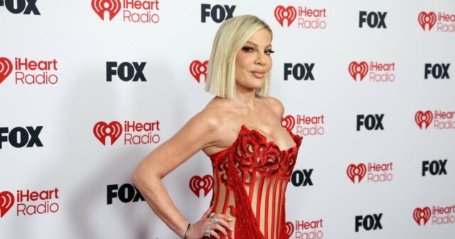 Tori Spelling e 7 crianças hospitalizadas após acidente de carro: Tori Spelling mostra o novo Bob: 'Eu cortei meu próprio cabelo e gostei'
